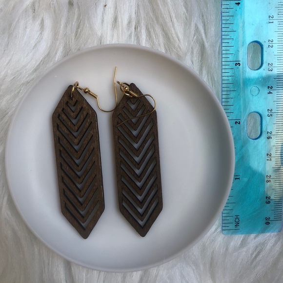 Boho brown wooden earrings - Picture 2 of 3